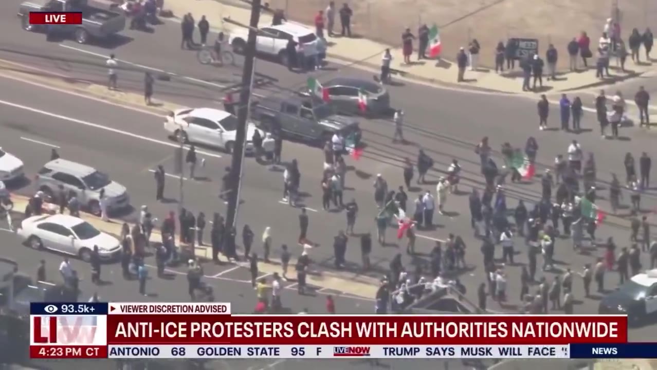 Heavy police presence in Los Angeles in front of protesters