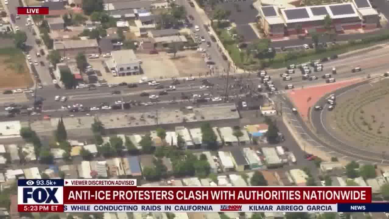 Heavy police presence in Los Angeles in front of protesters