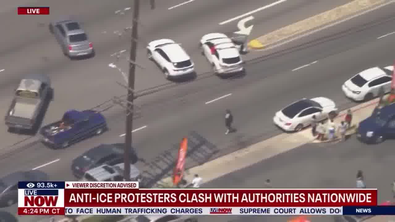 Heavy police presence in Los Angeles in front of protesters
