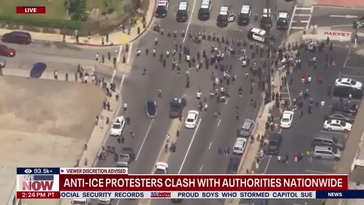 Heavy police presence in Los Angeles in front of protesters