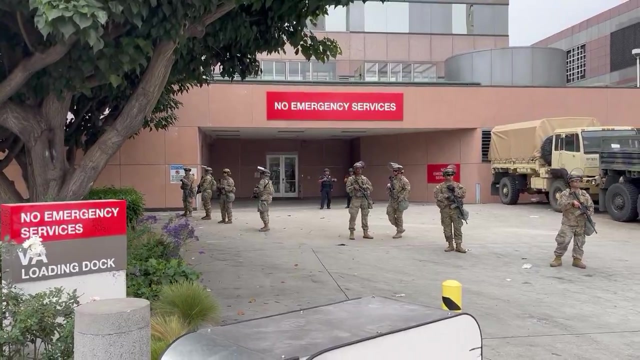 La Garde nationale postée à l'extérieur du centre de détention fédéral du centre-ville de Los Angeles