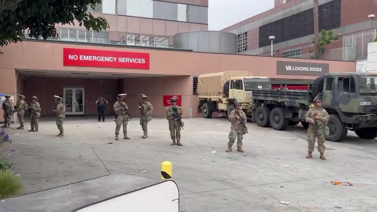 La Garde nationale postée à l'extérieur du centre de détention fédéral du centre-ville de Los Angeles