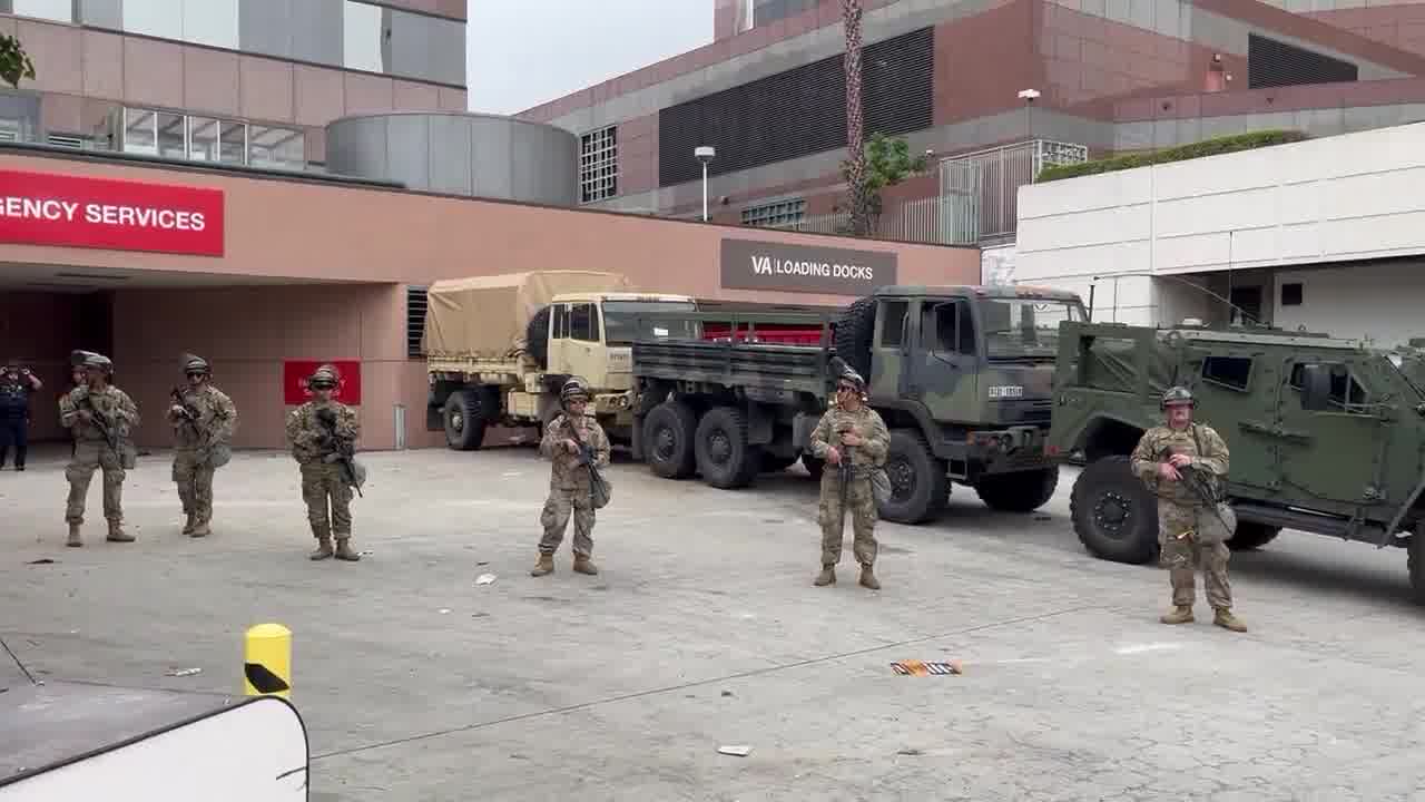 La Garde nationale postée à l'extérieur du centre de détention fédéral du centre-ville de Los Angeles