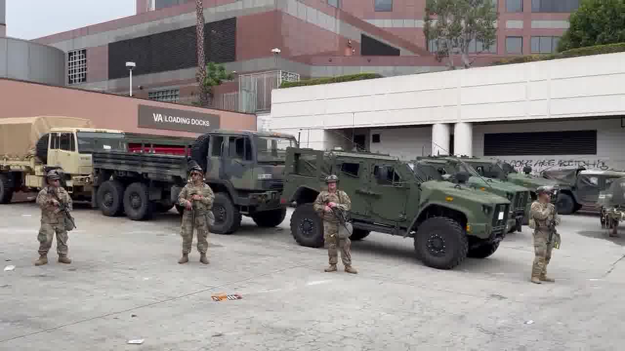 La Garde nationale postée à l'extérieur du centre de détention fédéral du centre-ville de Los Angeles