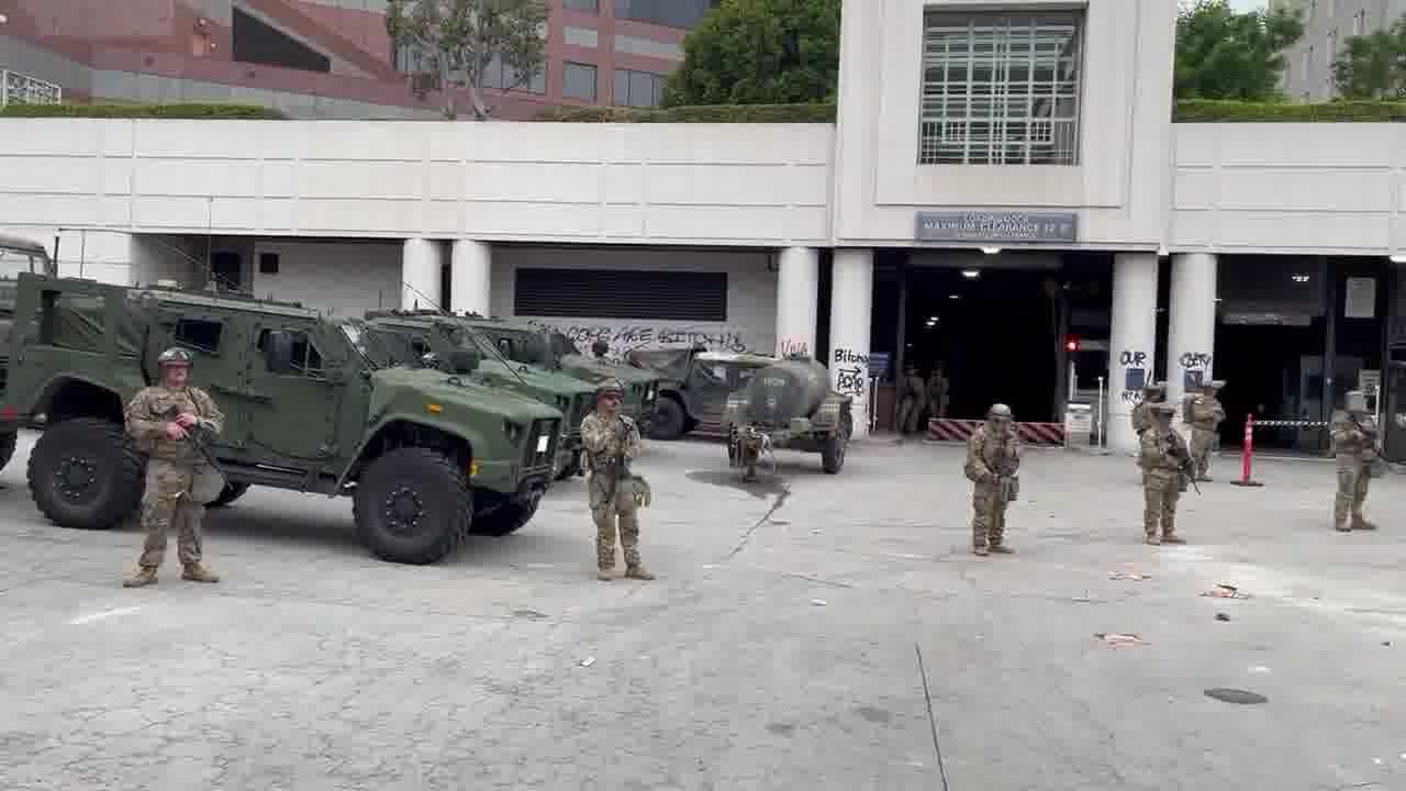 La Garde nationale postée à l'extérieur du centre de détention fédéral du centre-ville de Los Angeles