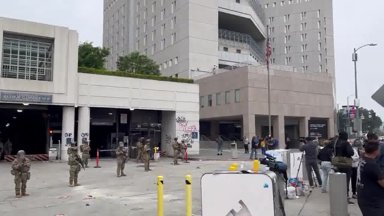La Garde nationale postée à l'extérieur du centre de détention fédéral du centre-ville de Los Angeles