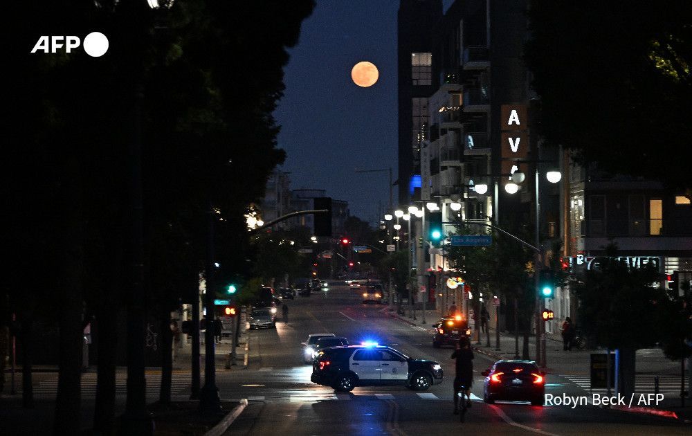 Police make 'mass arrests' in LA as groups gathered in violation of an overnight curfew after a fifth day of protests against Donald Trump's immigration crackdown