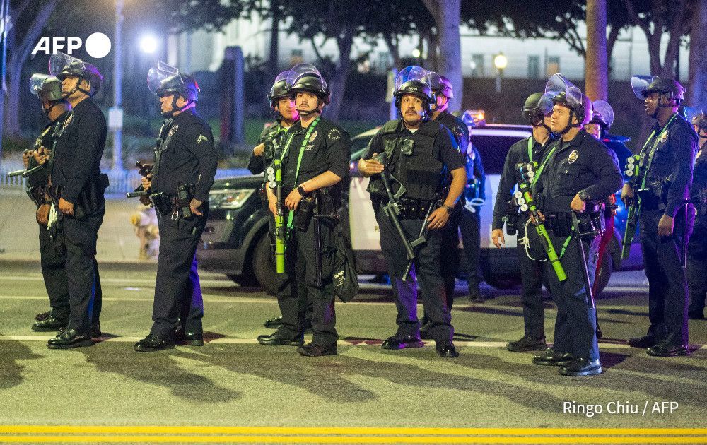 Police make 'mass arrests' in LA as groups gathered in violation of an overnight curfew after a fifth day of protests against Donald Trump's immigration crackdown
