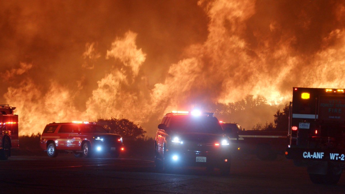 KingFire, a fast-moving wildfire burning in the Gorman, Calif area of northwest Los Angeles County, north of Castaic and Santa Clarita. @LACOFD, @Angeles_NF, @kerncountyfire working feverishly to hold the early-morning fire near Interstate 5