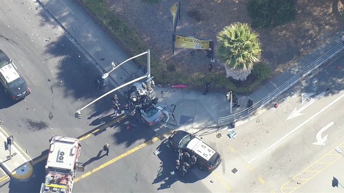 3 Oakland armed robbery suspects injured after colliding with car while trying to get away: police