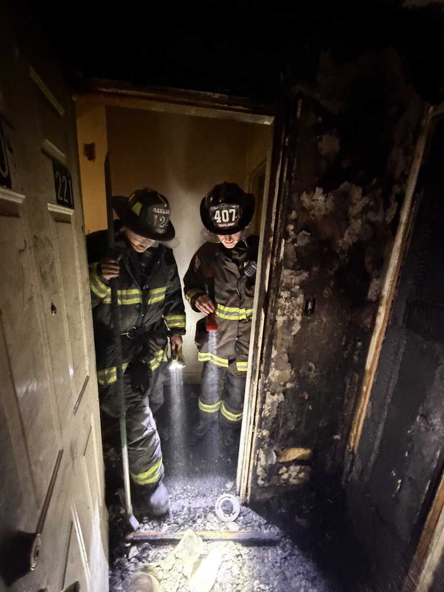 Battalion Chief Anthony Sanders provided the following update from the scene of the fire at the corner of 17th / Jackson St.: Fire contained to a single unit in this building. No extension to other units. No injuries reported. 
