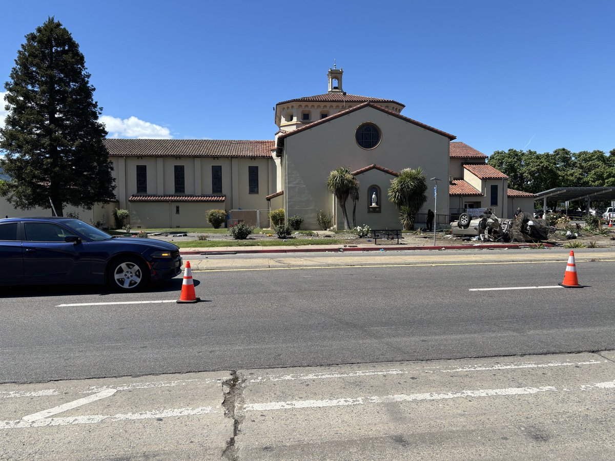 2 in stolen Chevy Silverado die, 3rd in critical condition after pickup truck crashes into median & light pole outside church at First & Monterey in Gilroy while they were trying to elude @MorganHillPD.