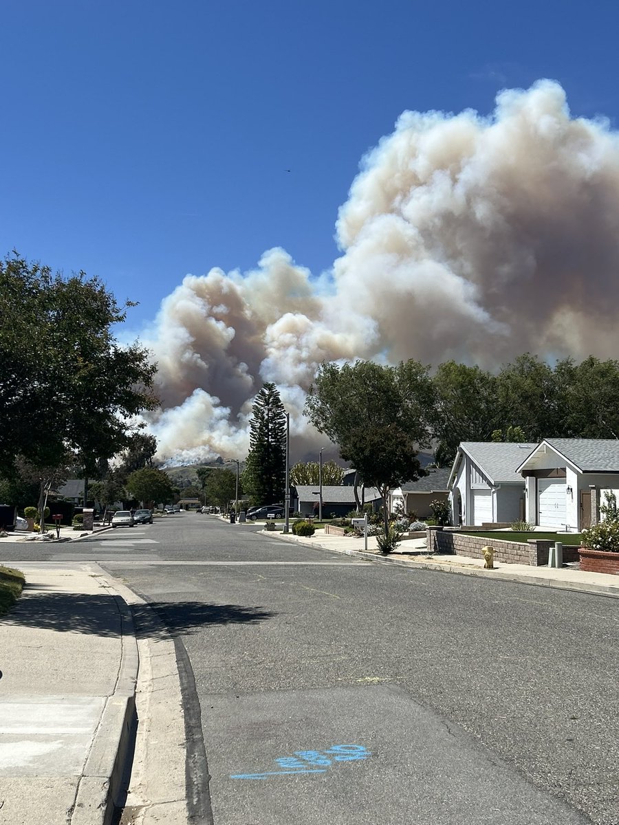 A fast-moving wildfire has erupted in Ventura County, CA, triggering evacuation orders and warnings across much of Simi Valley. Cal Fire says the blaze — now called the “Sandy Fire” — has already grown to nearly 200 acres