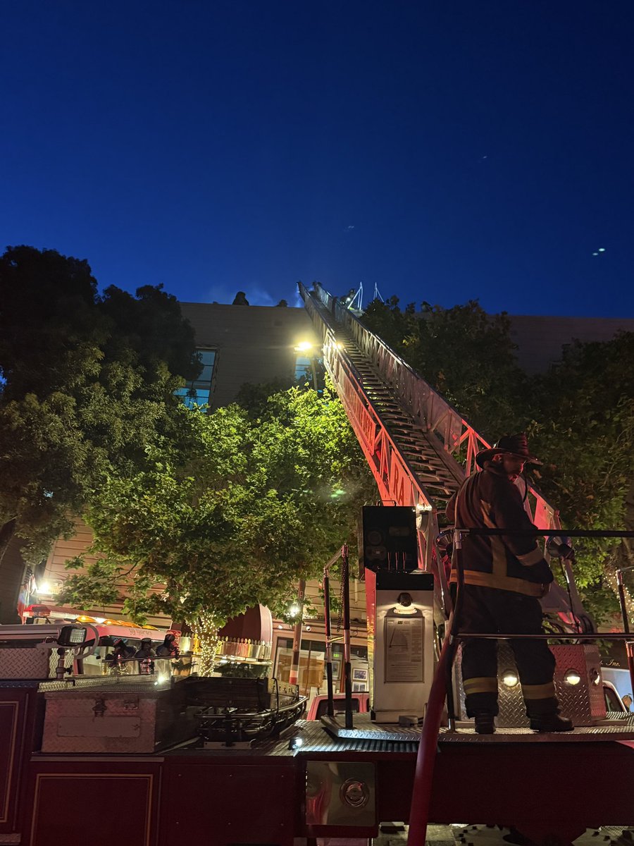 The San Francisco Fire Department is currently on the scene of a one-alarm structure fire in the 400 block of Green Street. This building is a multi-story mixed-use complex that includes both residential and commercial units.