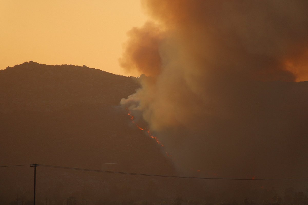 Air Tankers were making Indirect drops on the Flare up of the VeronaFire, they tried getting under the column but couldn’t, got some distant shots of them dropping, non of these are edited.This is how the VeronaFire was looking after it flared up pushing downhill towards Hemet Golf Club and the Surrounding Homes