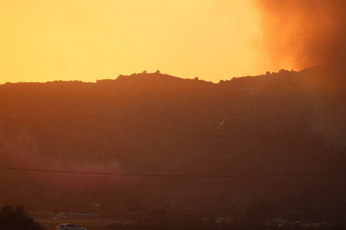 Air Tankers were making Indirect drops on the Flare up of the VeronaFire, they tried getting under the column but couldn’t, got some distant shots of them dropping, non of these are edited.This is how the VeronaFire was looking after it flared up pushing downhill towards Hemet Golf Club and the Surrounding Homes