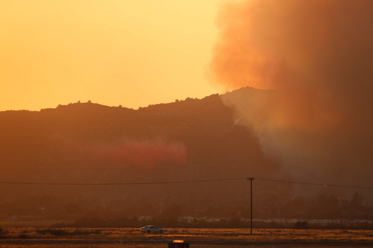 Air Tankers were making Indirect drops on the Flare up of the VeronaFire, they tried getting under the column but couldn’t, got some distant shots of them dropping, non of these are edited.This is how the VeronaFire was looking after it flared up pushing downhill towards Hemet Golf Club and the Surrounding Homes