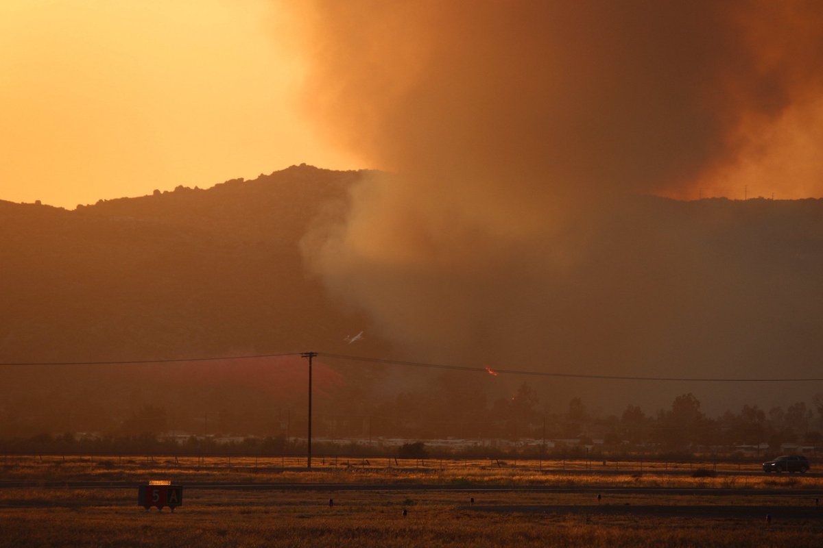 Air Tankers were making Indirect drops on the Flare up of the VeronaFire, they tried getting under the column but couldn’t, got some distant shots of them dropping, non of these are edited.This is how the VeronaFire was looking after it flared up pushing downhill towards Hemet Golf Club and the Surrounding Homes
