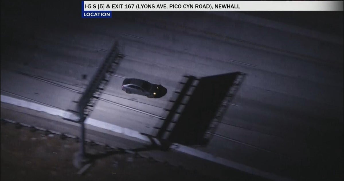 Los Angeles police pursue robbery suspect through San Fernando Valley